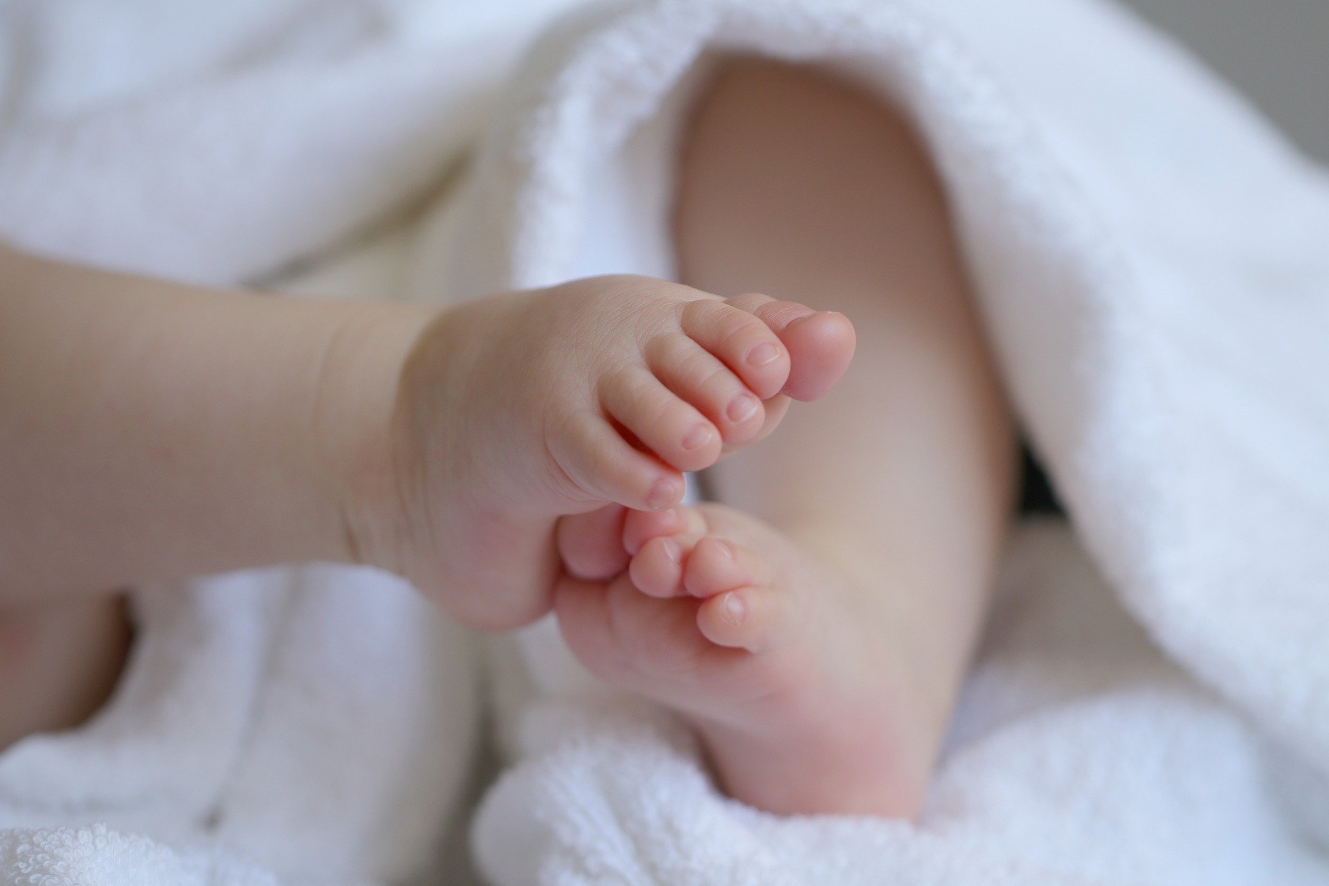 image périnatalité pieds bébé